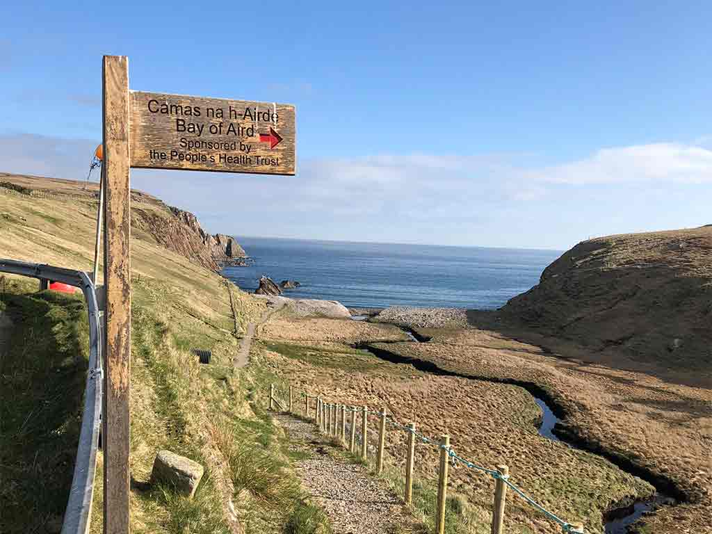 The signpost pointing the way to the beach in Aird Uig